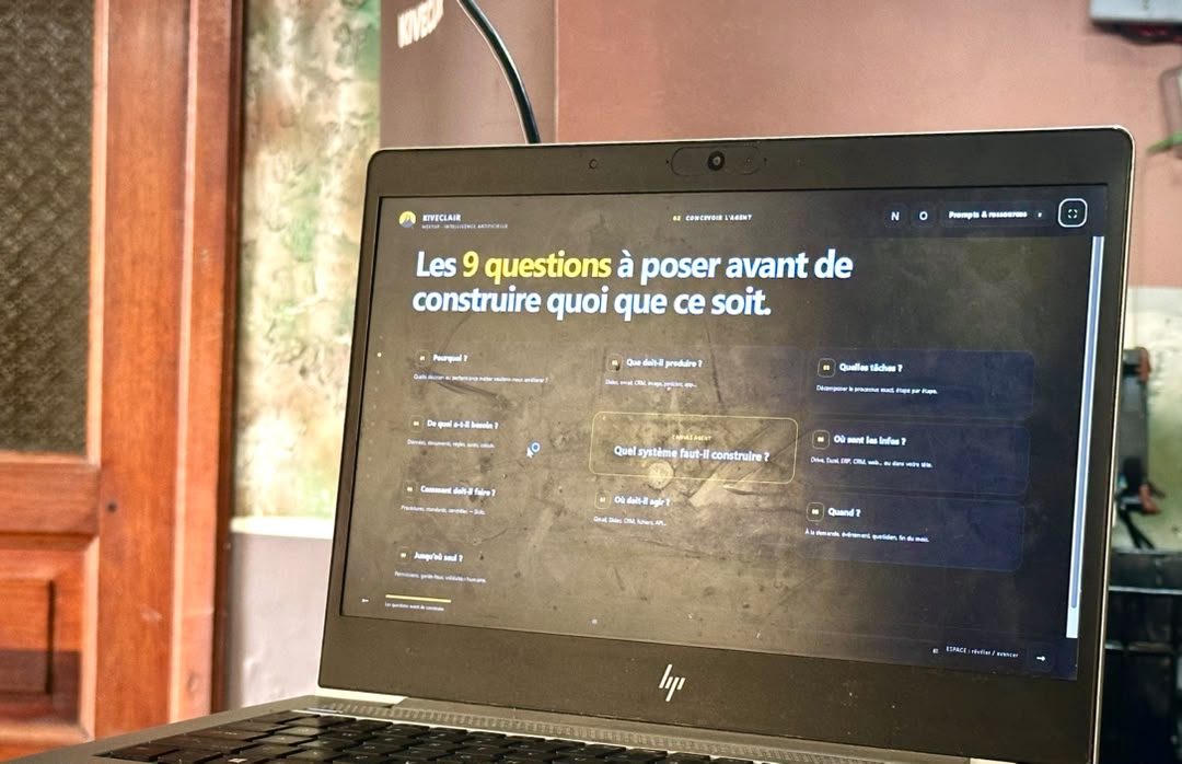 Laptop présentant le slide "02 Concevoir l'agent" du meetup