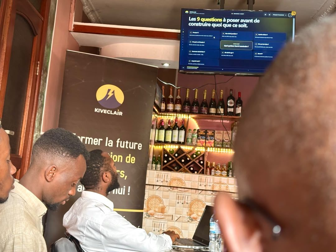Participants en plein atelier sur leurs ordinateurs au Genesis Bar